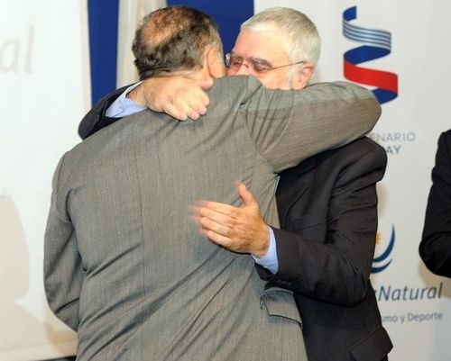 Emocionado abrazo del Ministro con el novel Director Nacional de Turismo