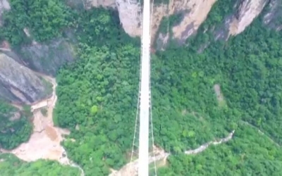 China inaugura el puente de cristal m&aacute;s largo y alto del mundo