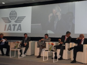 Panel de lujo: Moderador: Patricio Sep&uacute;lveda. De izq. a der.: Andr&eacute;s Conesa, Aerom&eacute;xico; Enrique Cueto, LAN; Pedro Heilbron, Copa Airlines y Germ&aacute;n Efromovich, AviancaTaca.