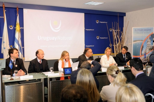 Joao Paulo Stropaissi, Gerente de Producto Am&eacute;rica del Sur de Flytour Viagens; Luis Polakof, Director de Desarrollo Econ&oacute;mico de la Intendencia de Montevideo; Teresita Camejo, Directora de Welcome Am&eacute;rica; H&eacute;ctor Lescano, Ministro de Turismo; Lili&aacute;m Kechichi&aacute;n, Vice Ministra de Turismo;  Eloi de Oliveira, Presidente y Fundador del Grupo Flytour 