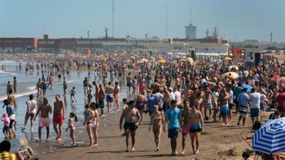  Ayer, los turistas aprovecharon uno de los pocos d&iacute;as de sol en Playa Grande.Foto:Mara Sosti