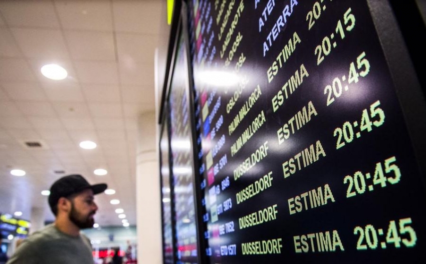 Las compa&ntilde;&iacute;as aconsejan a los pasajeros comprobar el estado de sus vuelos.