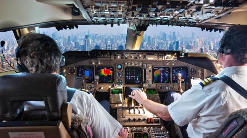 Estados Unidos: la FAA autoriza el uso de la vacuna de Moderna en pilotos y controladores