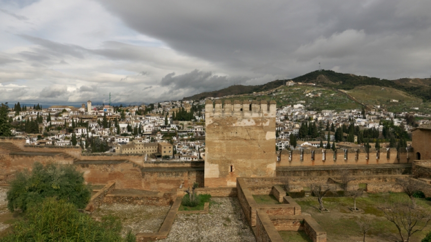 El Patronato ha ordenado apuntalar las almenas que coronan la Torre de las Gallinas.
