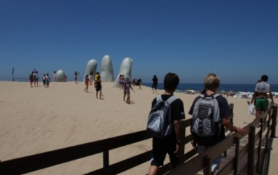 Turistas en Uruguay llegar&aacute;n a tres millones