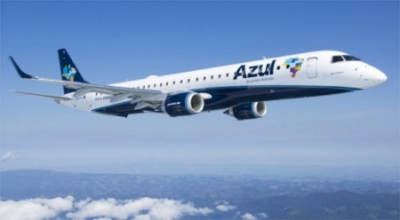 Un avi&oacute;n Embraer de la l&iacute;nea de los E-Jets operado por la aerol&iacute;nea brasile&ntilde;a de bajo costo Azul. -