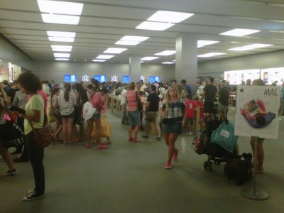 No, no regalan nada all&iacute;. Cobran y bastante. Es un Apple Store, el de Aventura Mall, donde salen iPhone 5 y tabletas como pan caliente.