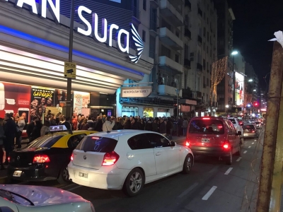 Otra vez en Corrientes por la noche, "no se puede caminar"