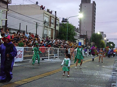 Ritmo y color en Banfield con el "Carnaval de la Argentina" 