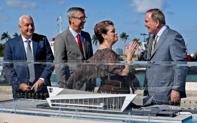 Juan Kuryla, director del Puerto de Miami; Michael Bayley, presidente y CEO de Royal Caribbean Cruises International; la comisionada de Miami-Dade Rebeca Sosa; Richard Fain , presidente y CEO de Royal Caribbean, junto a un modelo de la nueva terminal de esa empresa de cruceros. 
