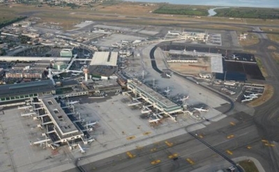 La huelga de controladores a&eacute;reos y personal de aeropuertos en Italia cancela 721 vuelos