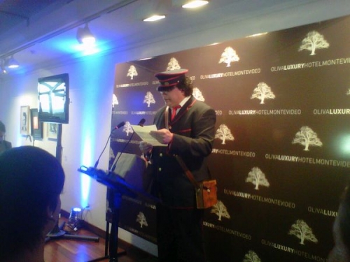 El Cartero de la M&aacute;quina del Tiempo" abri&oacute; el lanzamiento del Oliva Luxury, portador de una carta de los Campeones del Mundo del 30 que saludaban el anuncio , enviando como presente la pelota con la que se jug&oacute; la final del torneo....Como se puede ver, creatividad es lo que hay.