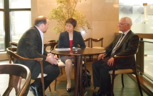 Con esta imagen ilustramos la entrevista exclusiva realizada por el PDA, publicada el 1 de mayo de 2017, la cual ten&iacute;a esta leyenda: "El Portal de Am&eacute;rica realiz&oacute; la entrevista exclusiva a la m&aacute;s alta autoridad de la Organizaci&oacute;n de Aviaci&oacute;n Civil Internacional (OACI), la Secretaria General, Doctora Fang Liu, a quien la acompa&ntilde;a en la imagen Iv&aacute;n Gal&aacute;n, Director T&eacute;cnico del organismo.". El tercer integrante de la toma fotogr&aacute;fica es el Licenciado Alejandro Spera, quien fuese designado por nosotros para efectuar la etrevista a Liu y que ahora, integra el equipo que organiza el evento, junto a la Directora de Transporte A&eacute;reo del MTOP, Mar&iacute;a Ang&eacute;lica Gonz&aacute;lez; El exdirector de DINACIA y CEO de Alas Uruguay, Brigadier Daniel Olmedo; el exdirector de DGIA, Coronel Carlos Acosta y representantes alternados de Puerta del Sur.