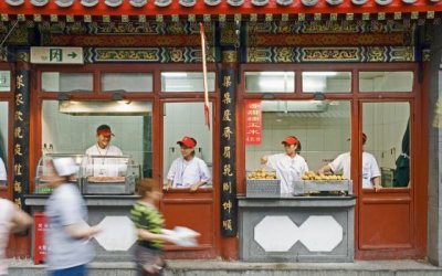 Un puesto de comida callejera en Pekín cerca de la calle Wang Fu Jing.