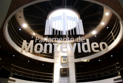Montevideo aplicar&aacute; tasa tur&iacute;stica. Nos aprestamos a leer y o&iacute;r a la grieta uruguaya