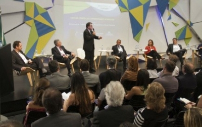 Lummertz habla en seminario de turismo en R&iacute;o de Janeiro.