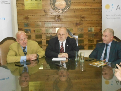 Jordi Busquets; Juan Mart&iacute;nez y Julio Facal