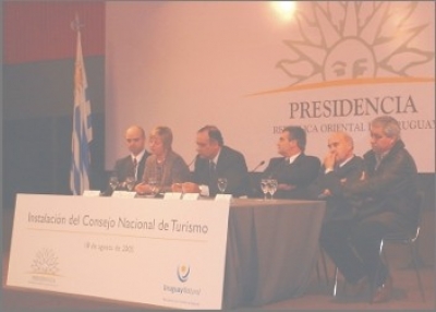 La mesa que presidi&oacute; la instalaci&oacute;n del Consejo Nacional de Turismo en el Edificio Libertad, por entonces sede de la Presidencia de la Rep&uacute;blica, el 18 de agosto de 2005, encabezada por el Ministro Lescano y a su derecha, la por entonces Presidente de la Comisi&oacute;n de Turismo de Diputados: Liliam Kechichian