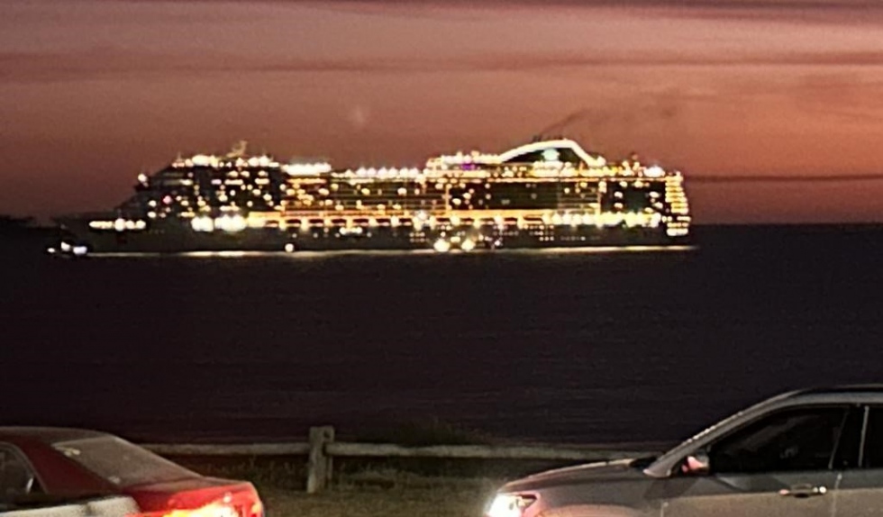 Crucero iluminado frente a Punta del Este.