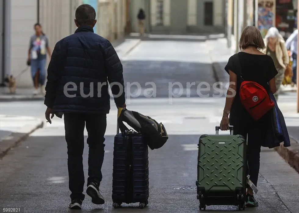 El turismo español ralentiza su crecimiento en verano
