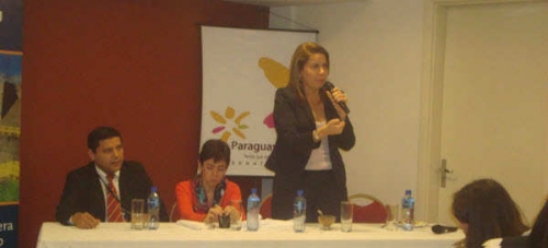  La Ministra de Turismo, Liz Cramer, disertando en la apertura de la VI edici&oacute;n del Festival de Turismo Cataratas 2011 