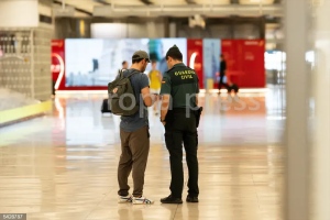 Un pasajero habla con una agente de la Guardia Civil en la T4 el Aeropuerto Adolfo Suárez Madrid-Barajas