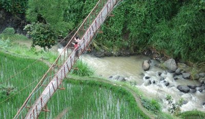 La vista panorámica desde la angosta carretera de montaña entre Sagada y Banaue es espectacular: abajo discurre un río impetuoso sobre el que se balancea un puente colgante. 