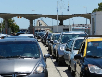 Mayor ingreso de turistas por los puentes y descenso por v&iacute;a a&eacute;rea