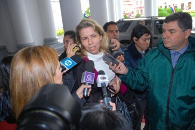 Una escena muy com&uacute;n: Liz Cramer y la prensa. Su tarea de difusi&oacute;n del destino tur&iacute;stico guaran&iacute; la muestra siempre con disposici&oacute;n para el di&aacute;logo.