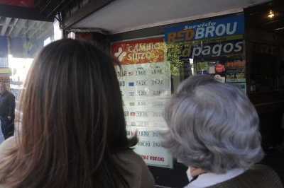 Gobierno da "se&ntilde;al" con compras r&eacute;cord para sostener al d&oacute;lar