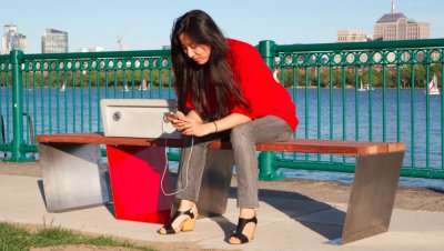 Tambi&eacute;n hay bancos de plaza inteligentes