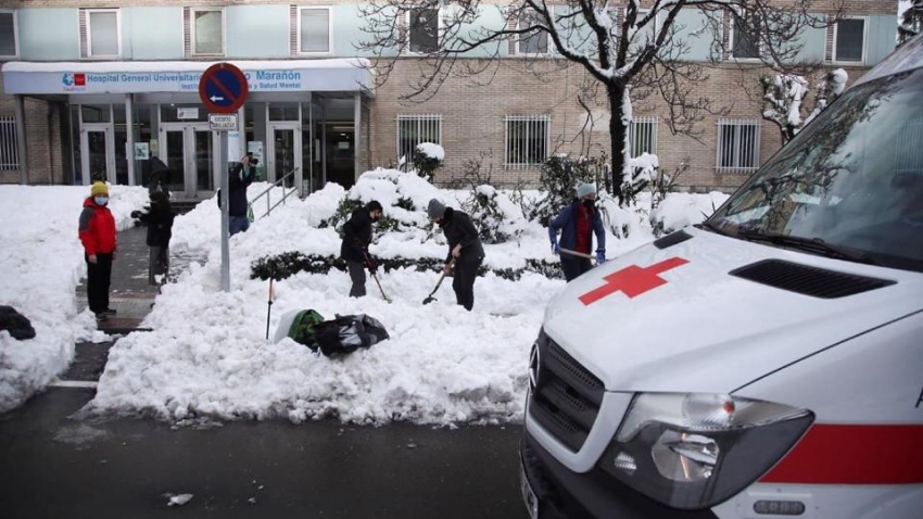 Con sartenes, escobas y lo que haga falta: decenas de vecinos se lanzan a limpiar la nieve en Madrid.