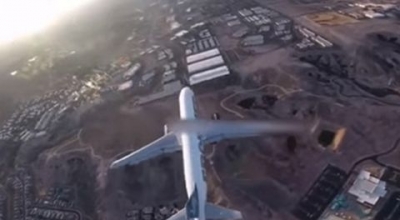 Drone vuela sobre avi&oacute;n de Frontier en aproximaci&oacute;n