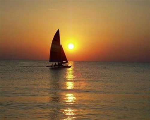 Surcando el r&iacute;o en un velero