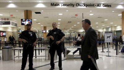 Polic&iacute;as cuidan de los viajeros en el aeropuerto Hartsfield-Jackson International de Atlanta tras los ataques en Par&iacute;s el viernes 13 de Noviembre del 2015 