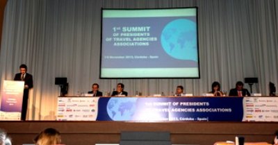  De izq. a dcha.: José Manuel Soria López. Ministro de Industria, Energía y Turismo del Gobierno de España (Atril); Rafael Rodríguez Bermúdez, Consejero de Turismo de la Junta de Andalucía; José Antonio Nieto Ballesteros, Alcalde de Córdoba; Taleb Rifai, Secretario General de la Organización Mundial del Turismo; Mª Luisa Ceballos. Presidenta de la Diputación de Córdoba y Rafael Gallego, Presidente de CEAV.