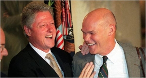 Bill Clinton con James Carville, su asesor en la campaña de 1992 cuando se generase la célebre frase "Es la economía, estúpido".