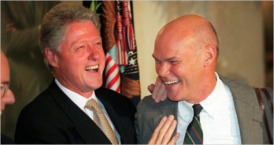 Bill Clinton con James Carville, su asesor en la campa&ntilde;a de 1992 cuando se generase la c&eacute;lebre frase "Es la econom&iacute;a, est&uacute;pido".