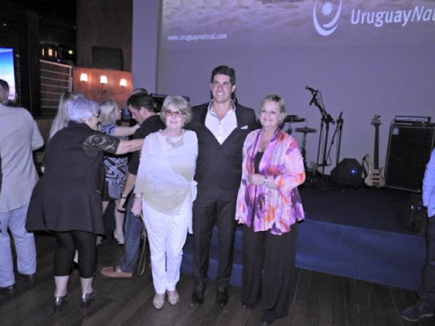 Martha Aldunate con Javier Azcurra y Liliam Kechichian en fiesta de lanzamiento de temporada en Porto Alegre.