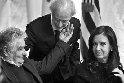 Exactamente un a&ntilde;o despu&eacute;s de la parodia de subasta de los CRJ, el martes 1 de octubre de 2013 se inaugur&oacute; el ferry Francisco y los colegas de La Diaria titulaban la nota que ilustraban con esta imagen: "Dios nos asista"...