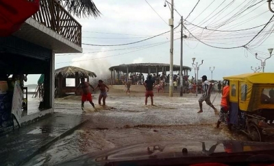 Per&uacute;: evac&uacute;an a veraneantes en M&aacute;ncora por oleaje an&oacute;malo