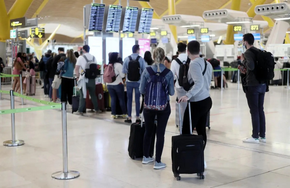 Varios pasajeros en la terminal T4 del Aeropuerto Adolfo Su&aacute;rez - Madrid Barajas.