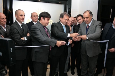 Remo Monzeglio y el Ministro H&eacute;ctor Lescano cortan la cinta.