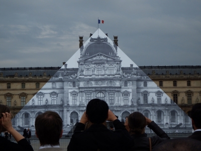 C&oacute;mo se ha hecho desaparecer la Pir&aacute;mide del Louvre (v&iacute;deo)