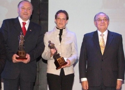 La empresaria Jeannette Schiess recibe su distinci&oacute;n junto al alcalde de Temuco, Miguel Becker y el presidente de Radio Agricultura, Domingo Romero.