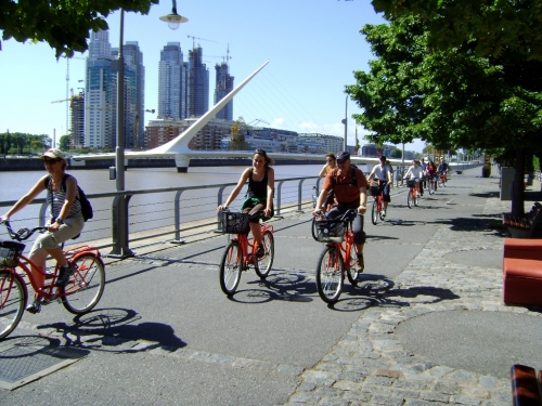 Circuitos ecol&oacute;gicos, nocturnos y culturales. Buenos Aires se conoce en bicicleta