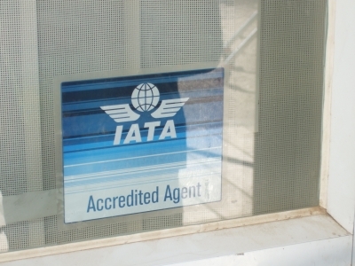Escaparate de una agencia de viajes con licencia de IATA.